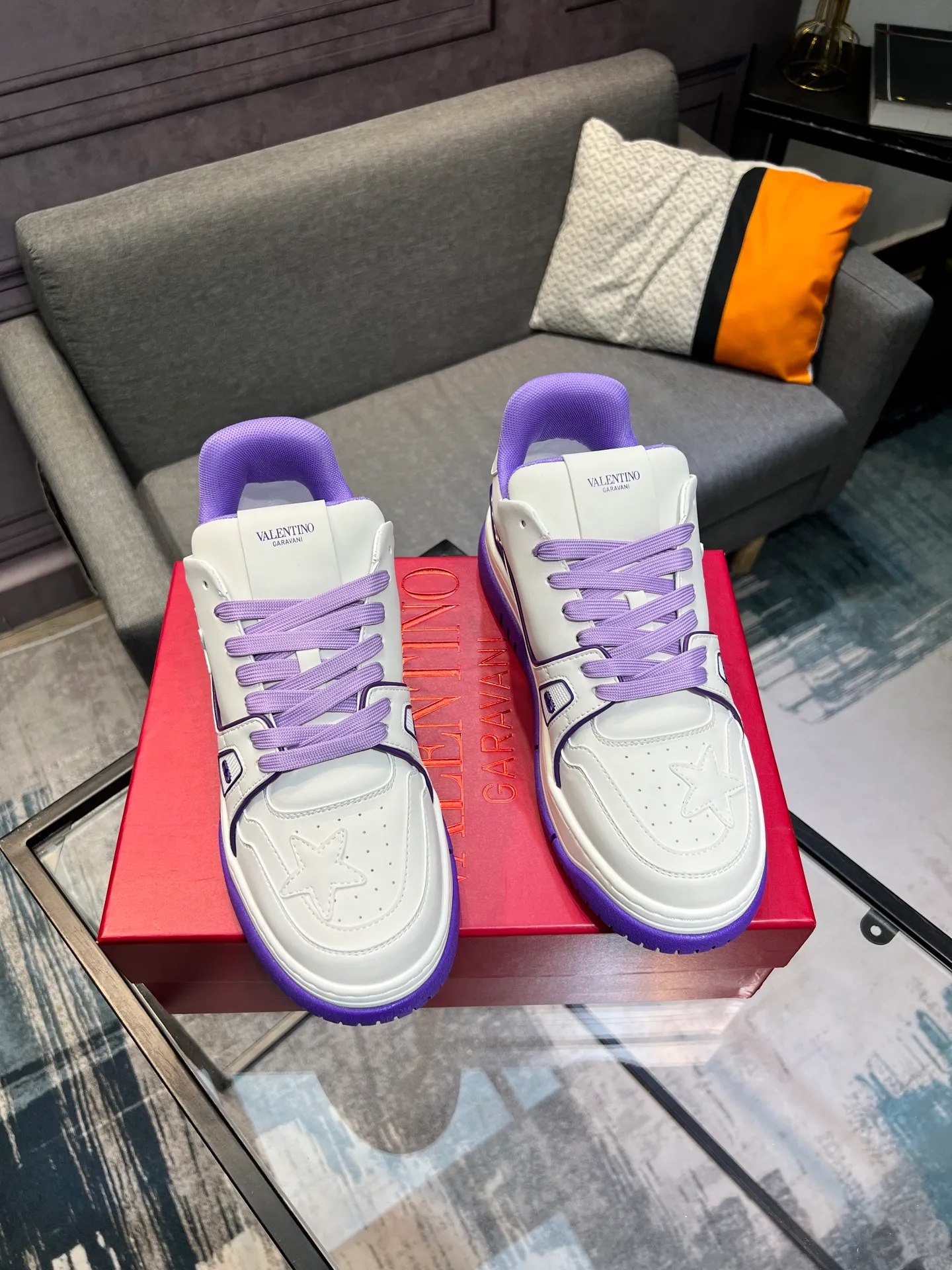 Men's Men's Shoes 💰660 Valentino 2023 early autumn new star shoes are now online! Wang Hedi and Ren Jialun have been worn by many celebrities. Who can refuse the same couple shoes as Wang Hedi! The design of Stars Stab My Heart is cool and spicy. The material of the shoes is cowhide, and every color is beautiful! Size 35-40, men’s size 39-44 (women’s 41, men’s 38, 45🉑️customized)